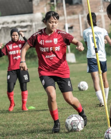 ANDALAN: Helsya Maeisyaroh saat tengah berlatih bersama tim Persis Women.(OFICIAL PERSIS SOLO)