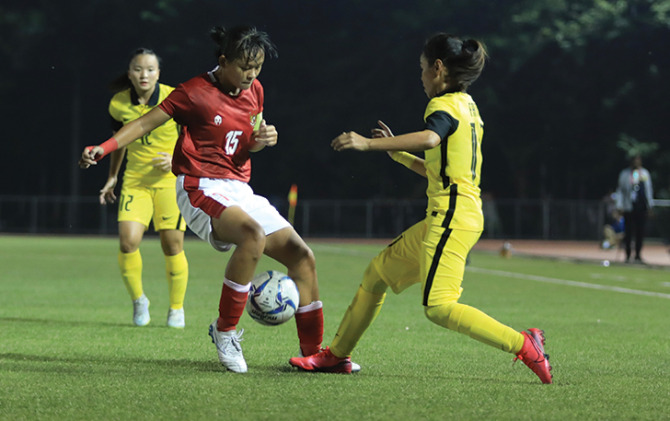 CIAMIK: Aksi pemain Persi Women Helsya Maeisyaroh (kiri) saat membela timnas wanita melawan Malaysia di AFF Women’s Championship 2022 di Stadion Binan, Manila, Filipina, Rabu (6/7). (ISTIMEWA)