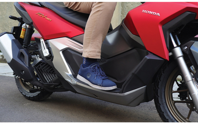 Pastikan posisi kaki yang #cari_aman saat berkendara motor matic.