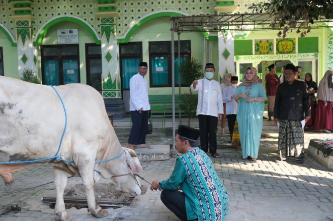 Kegiatan Bupati Klaten Sri Mulyani menyerahkan dan menyaksikan penyembelihan hewan kurban usai Salat Idul Adha di Masjid Raya Klaten, Minggu (10/7).(Dokumentasi Diskominfo Klaten)