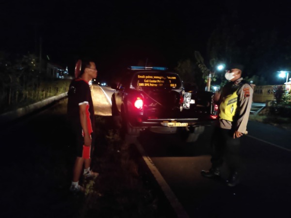 PANTAU TKP: Polisi meminta keterangan warga di lokasi kejadian kecelakaan, Sabtu (23/7) malam. (ISTIMEWA)