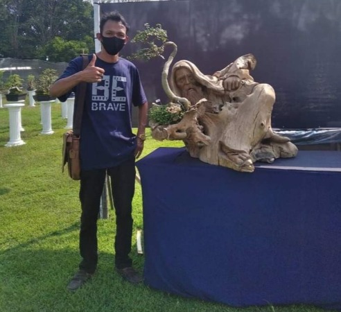 KREATIF: Muri Agusti Budi Utomo bersama karya bonsai buatannya. (RUDI HARTONO/RADAR SOLO)