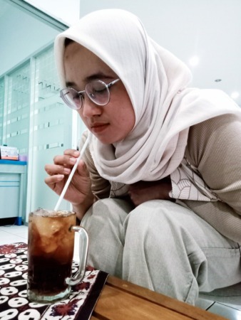 HARUS STERIL: Mengonsumsi es batu dicampur dengan minuman harus dipastikan steril bahan bakunya. (RADAR SOLO PHOTO)