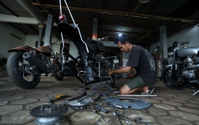 Arie Hanggara, pemilik bengkel custom sepeda motor asal Sukoharjo kebanjiran permintaan modifikasi usai mengikuti Lapak Ganjar.