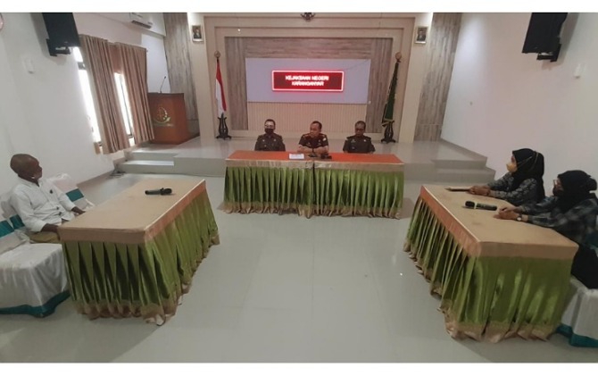 Proses pemberian restorative justice oleh Kejari Karanganyar kepada pelaku kasus kecelakaan lalu lintas. (RUDI H/RADAR SOLO)