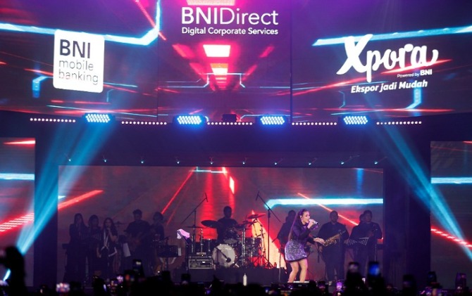 Raisa tengah bernyayi bersama dengan segenap BNI Hi-Mover dalam keceriaan BNI Loud Fest 2022 di Jakarta Convention Center, Minggu (17/7).