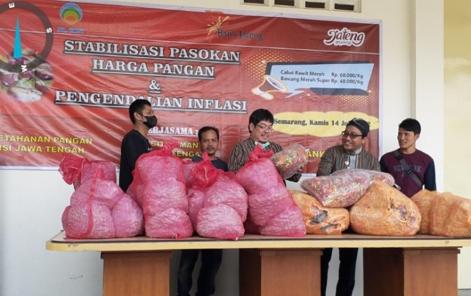 Pemprov Jateng melakukan fasilitasi distribusi sejumlah komoditas pangan strategis untuk menstabilkan harga.