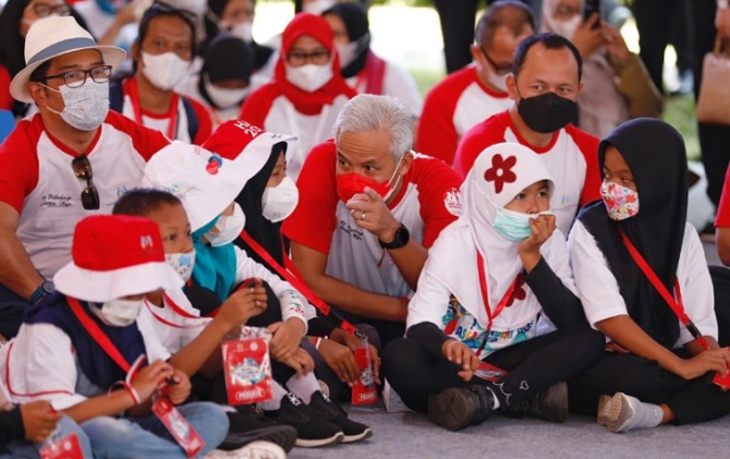 Gubernur Jateng Ganjar Pranowo asyik bercengkerama bersama anak-anak saat puncak peringatan Hari Anak Nasional (HAN) 2022 di kawasan Kebun Raya Bogor, Sabtu (23/7).