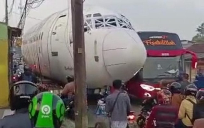 Pesawat terbang yang membuat kemacetan di Jalan Raya Kemang, Kabupaten Bogor.