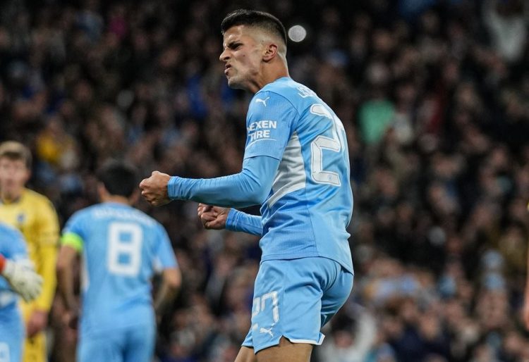 Gestur bek kiri Manchester City Joao Cancelo setelah memberikan umpan untuk gol Phil Foden di Etihad Stadium. (TOM FLATHERS/MANCHESTER CITY FC )