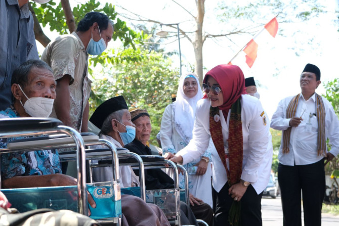 PEDULI: Bupati Klaten Sri Mulyani menyerahkan bantuan paket sembako bagi warga sekitar di sela-sela ziarah, kemarin. (DISKOMINFO KLATEN FOR RADAR SOLO)