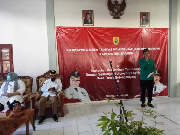 BLUSUKAN: Bupati Sragen Kusdinar Untung Yuni Sukowati (kiri) dalam launching program tutaskan kemiskinan di Desa Jabung, Plupuh, kemarin. (AHMAD KHAIRUDIN/RADAR SOLO)