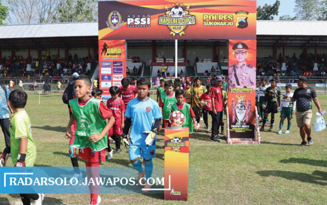 MERIAH: Kompetisi sepak bola anak di Stadion Gelora Merdeka, kemarin (3/7). Peserta paling jauh dari Balikpapan, Kalimantan. (IWAN KAWUL/RADAR SOLO)