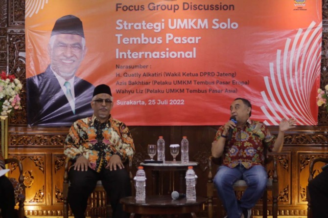 Wakil Ketua DPRD Jateng Quatly Alkatiri (kiri) beri materi focus group discussion strategi UMKM Solo tembus pasar internasional di Solo, Senin (25/7). (M. Ihsan/Radar Solo)