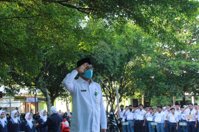 KHIDMAT: Kepala MAN 2 Sragen Mariyo pimpin upacara, dalam rangkaian Matsama di halaman sekolah setempat, kemarin (18/7). (ISTIMEWA)