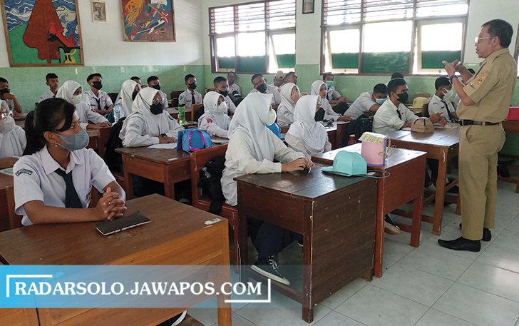 ANTUSIAS: Siswa baru mengikuti MPLS di SMKN 6 Sukoharjo, Senin (11/7). (IWAN KAWUL/RADAR SOLO)