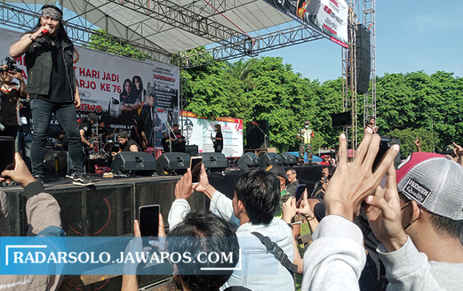 SAPA PENGGEMAR: Mantan vokalis band Boomerang Roy Jeconiah tampil di Alun-Alun Sukoharjo, kemarin (3/7). Event tersebut rangkaian Hari Jadi Ke 76 Kabupaten Sukoharjo. (IWAN KAWUL/RADAR SOLO)