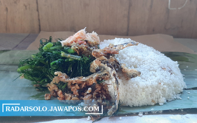YUMMY: Nasi jagung gudang dengan gereh remuk serta sambal orek dan kelapa. (RAGIL LISTIYO/RADAR SOLO)