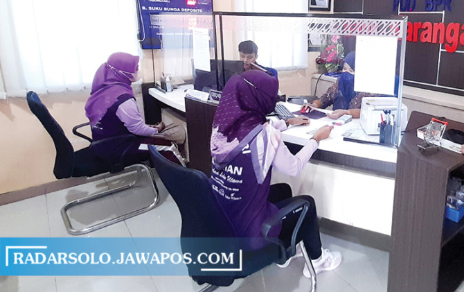 SEMRINGAH: Sejumlah PPPK mengambil gaji pertama mereka setelah menerima SK pengangkatan, Juli lalu. (RUDI HARTONO/RADAR SOLO)