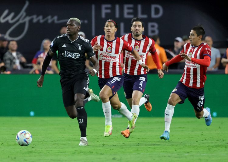 Aksi Paul Pogba melewati kejaran tiga pemain CD Guadalajara, Angel Saldivar, Antonio Briseno, dan Gilberto Garcia, dalam laga di Allegiant Stadium, Las Vegas, akhir pekan (23/7) lalu. (ETHAN MILLER/POOL/AFP )
