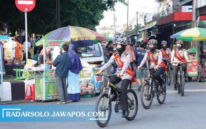 HUMANIS: Polwan Polres Sukoharjo patroli di CFD Sukoharjo. (IWAN KAWUL/RADAR SOLO)