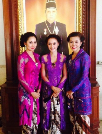 KECEWA: GRAy Devi Lelyana Dewi (tengah) gagal bertemu sang ayah PB XIII di Keraton Surakarta, Kamis (4/7).   (ISTIMEWA)