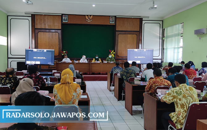 BAHAS AIR BERSIH: Rapat koordinasi GN-KPA yang digelar Bappeda & Litbang) Wonogiri, Kamis (14/7). (IWAN ADI LUHUNG/RADAR SOLO)