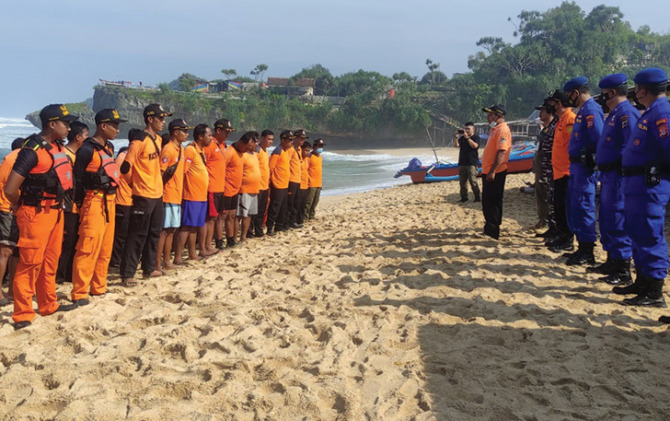 Petugas saat melakukan persiapan pencarian korban kecelakaan air di Pantai Drini, Kalurahan Banjarejo, Kapanewon Tanjungsari, Senin (4/7) lalu. (RADAR JOGJA)