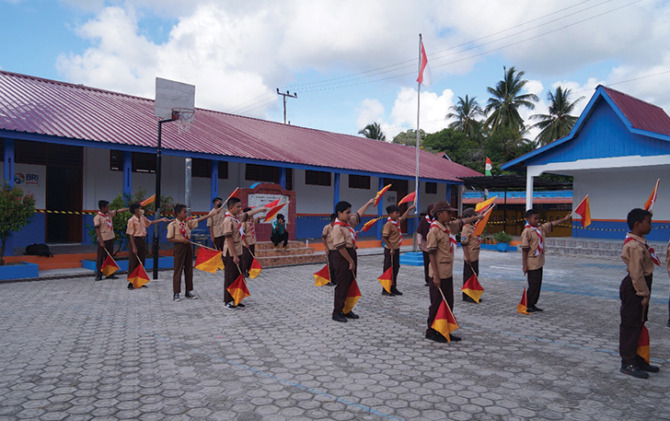 Siswa-siswi SDN 006 Bandarsyah Natuna, Provinsi Kepulauan Riau kini bisa belajar dengan aman dan nyaman setelah sekolah mereka diperbaiki BRI melalui program