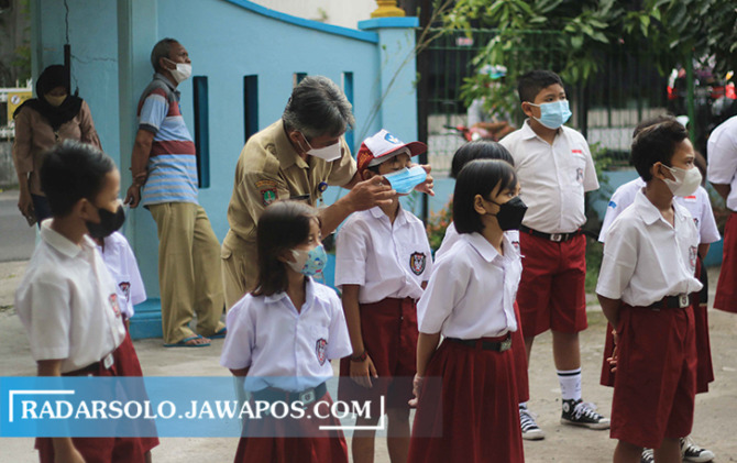 LATIH DISIPLIN: Pelajar mengikuti kegiatan di halaman SDN Sriwedari belum lama ini. Kelompok SD banyak sumbang inflasi. (ARIEF BUDIMAN/RADAR SOLO)