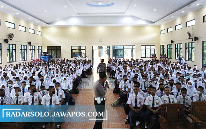 BERKOMPETEN: Jajaran Polres Wonogiri beri materi saat MPLS di SMKN 2 Wonogiri, Selasa (12/7). (IWAN ADI/RADAR SOLO)