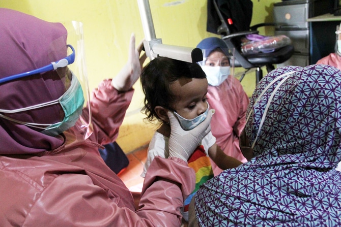 Ilustrasi petugas kesehatan melakukan pemeriksaan tumbuh kembang anak dalam program pencegahan stunting. (Dery Ridwansah/ JawaPos.com)
