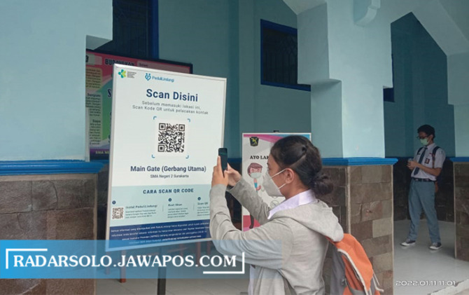 SOLUSI: Siswa SMAN 2 Surakarta scan QR code dengan HP, sebelum masuk ke ruangan kelas, belum lama ini. (SEPTIAN REFVINDA/RADAR SOLO)