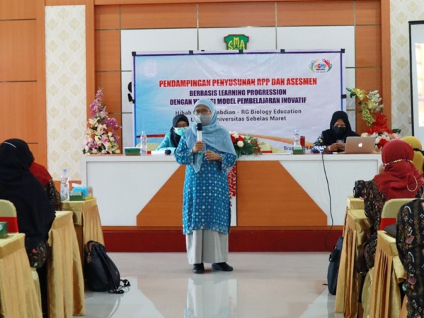 Ketua tim Pengabdian masyarakat Murni Ramli, Ed.D sedang menyampaikan materi workshop. (ISTIMEWA)