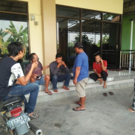 NEKAT: Pelaku (lengan panjang) saat ditanyai warga usai kepergok mencuri uang di dalam kotak infaq di Masjid Asy Syifa, Selasa (5/7). (POLSEK WONOSARI FOR RADAR SOLO)