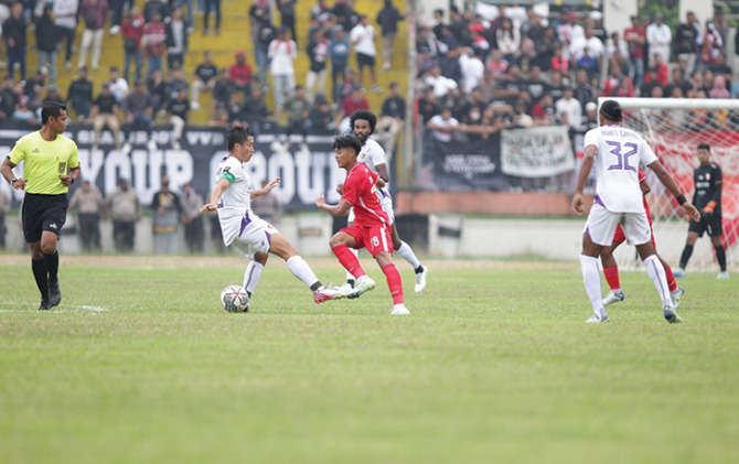 POTENSIAL: Akselerasi gelandang muda Persis Solo Zanadin Fariz (kanan) coba dihentikan pemain Persik Kediri, dalam ekshibisi di Stadion Wilis, Minggu (17/7). (ISTIMEWA)