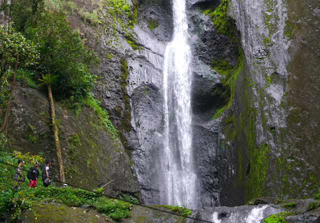 TINGGI: Air Terjun Dolo memiliki ketinggian 125 meter. Air tersebut nanti bermuara di Sungai Brantas. (Wahyu Adji/Jawa Pos Radar Kediri)