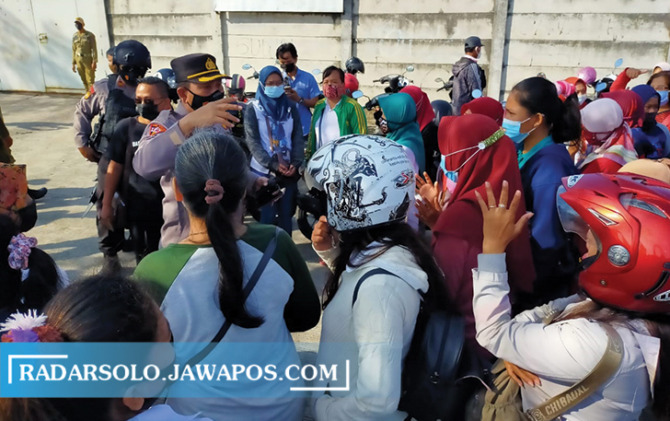 SAMPAIKAN ASPIRASI: Buruh salah satu perusahaan di Sukoharjo menuntut pencairan tunjangan hari raya pada 2021 lalu. (IWAN KAWUL/RADAR SOLO)