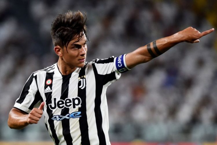 Paulo Dybala memberikan instruksi kepada rekan satu tim saat bertanding melawan Empoli dalam Serie A di Allianz Stadium, Turin, Italia, Sabtu (28/8/2021). (REUTERS/MASSIMO PINCA)