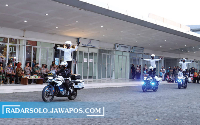 MERIAH: Atraksi Polwan Satlantas Polres Sukoharjo dalam Sukoharjo Makmur Festival di Sentra Niaga Solo Baru, Kamis (21/7). (IWAN KAWUL/RADAR SOLO)