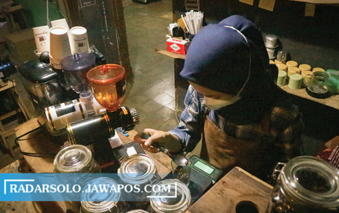 GAYA HIDUP: Barista menyiapkan biji kopi di salah satu kedai kopi di Wonogiri beberapa waktu lalu. (IWAN ADI LUHUNG/RADAR SOLO)