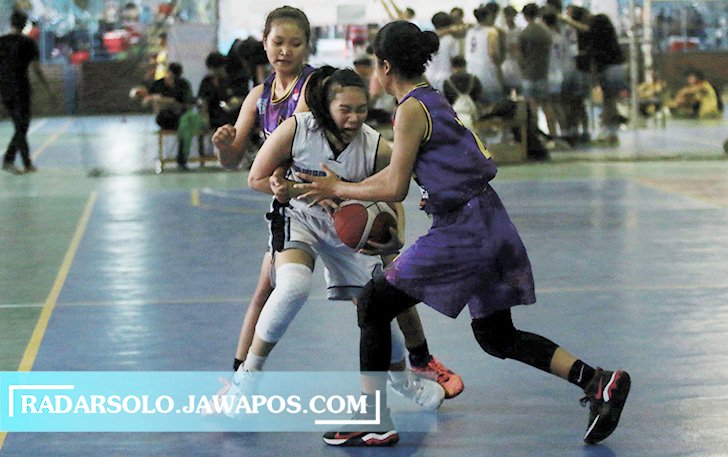 POTENSIAL: Klub Bhinneka Solo KU-18 putri di ajang Bhinneka Competition di GOR Mikael, belum lama ini. (M. IHSAN/RADAR SOLO)