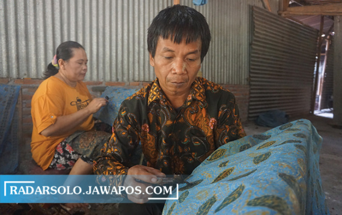 ALAMI:  Batik tulis pewarna alam karya Sarwidi, warga Desa Jarum, Kecamatan Bayat, Klaten yang diminati banyak kalangan. (ANGGA PURENDA/RADAR SOLO)