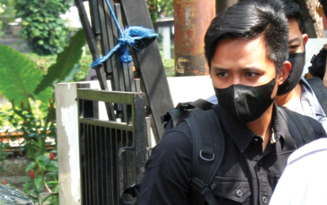 Bharada E berjalan memasuki ruangan saat tiba di Kantor Komnas HAM, Jakarta, Selasa (26/7) lalu. (JawaPos.com)