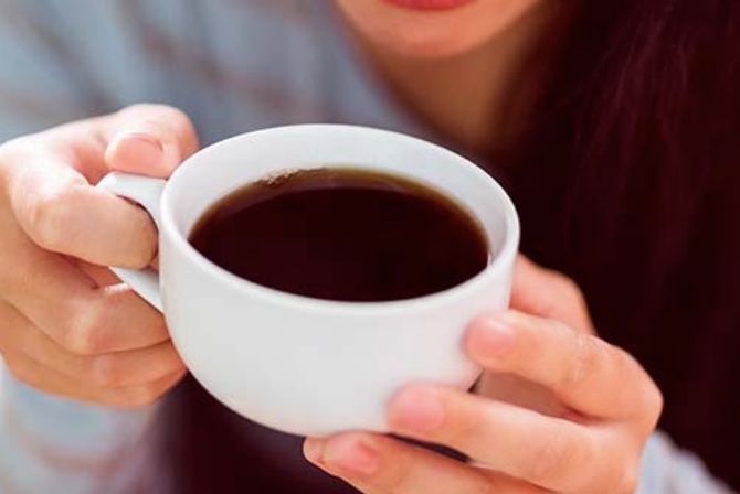 Ilustrasi mengosumsi kopi di pagi hari memberikan banyak manfaat untuk menjaga kecantikan. (She Finds)