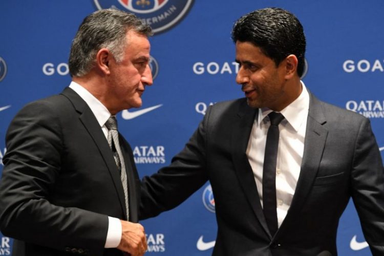 Pelatih asal Prancis, Christophe Galtier (kiri), dan Presiden PSG Nasser Al-Khelaifi (R) dalam jumpa pers setelah Galtier ditunjuk sebagai pelatih kepala baru Paris Saint-Germain (PSG) di Stadion Parc des Princes di Paris pada 5 Juli 2022. (AFP/BERTRAND G