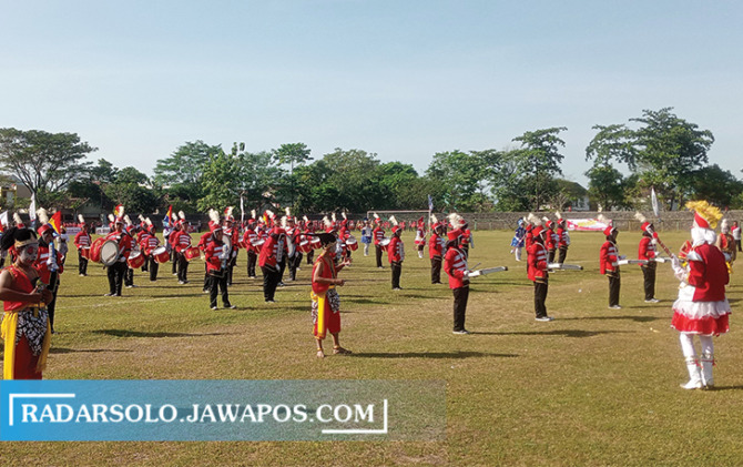 EKSKUL: Drum band SMPN 1 Baki membuka Gala Siswa Indonesia di Stadion Merdeka Sukoharjo, kemarin (25/7). (IWAN KAWUL/RADAR SOLO)