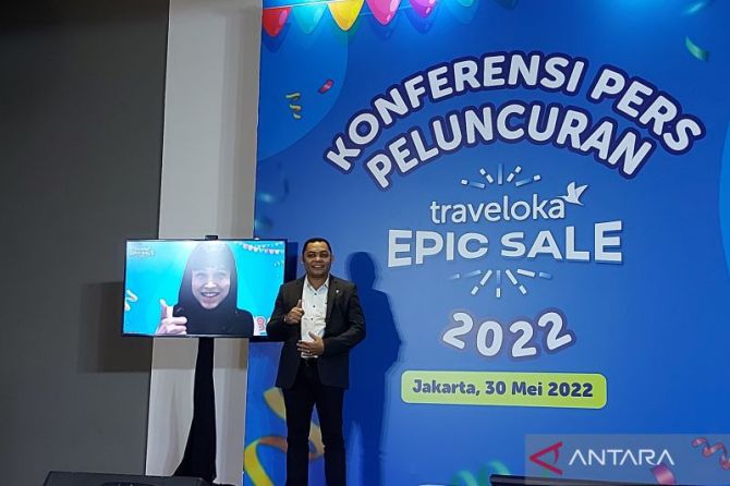 Chief Marketing Officer (CMO) Traveloka Shirley Lesmana (di layar) bersama VP of Commercial Traveloka John Safenson dalam pelucuran EPIC Sale Traveloka di Jakarta Pusat, Senin (3/5/2022). (ANTARA/Livia Kristianti)