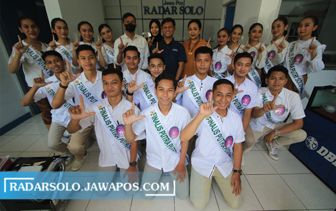 TAMBAH ILMU: Finalis Putra Putri Solo 2022 berkunjung ke kantor Jawa Pos Radar Solo, Selasa (26/7). (ARIEF BUDIMAN/RADAR SOLO)