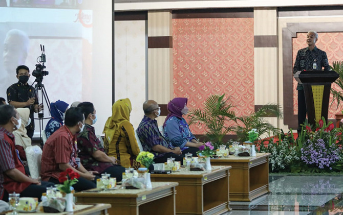 Gubernur Jateng Ganjar Pranowo saat penyerahan keputusan pengangkatan kepala sekolah dan pengarahan kepala SMAN, SMKN, SLBN lingkungan Pemprov Jateng di Gedung Gradhika Bhakti Praja, kompleks kantor gubernur Jateng di Semarang, Selasa (12/7).